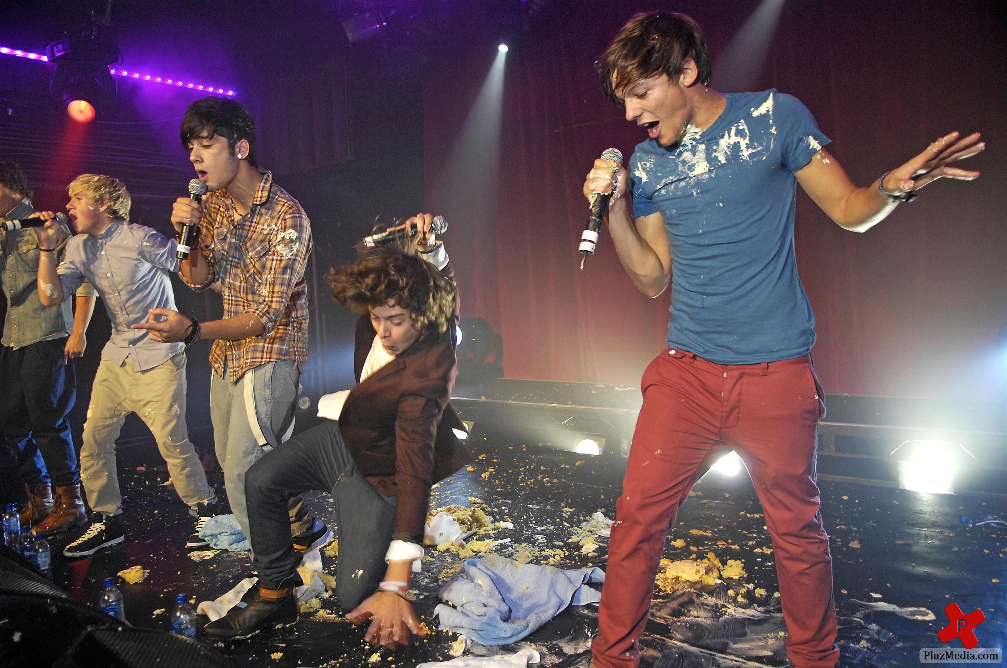 One Direction perform live at G-A-Y nightclub photos | Picture 80761